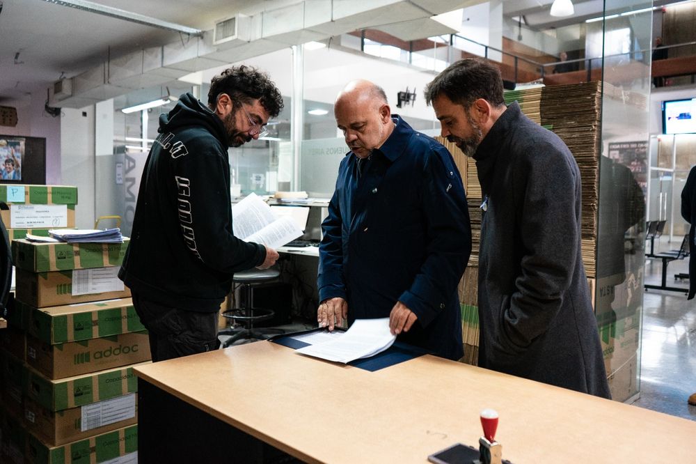 Carlos Curestis y Juanes Osaba entregan el pedido de informes en IOMA.