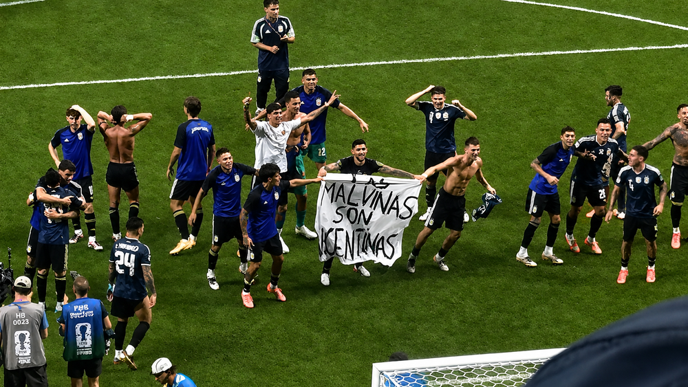 La bandera que mostraron los jugadores tras el triunfo ante Inglaterra: Las Malvinas son argentinas La bandera que mostraron los jugadores tras el triunfo ante Inglaterra: Las Malvinas son argentinas