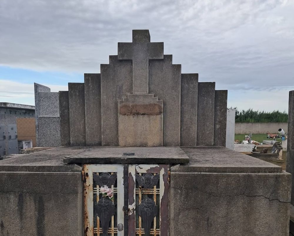 Uno de los sepulcros que sufrió la profanación de sus elementos conmemorativos.