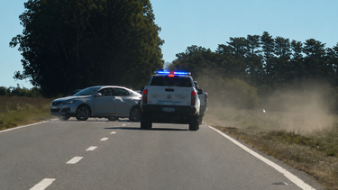 La Ruta Provincial 65 a la altura de la localidad de Junín fue escenario de una persecución con tiroteo digna de una ficción audiovisual. (Imagen de video mejorada con IA)