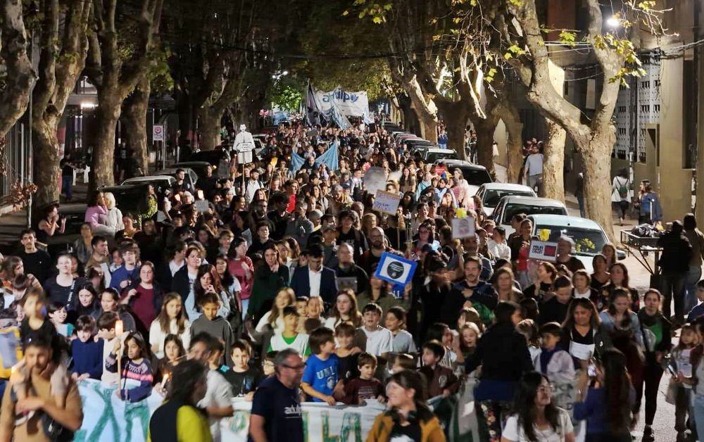 Masiva movilización en La Plata para exigir al gobierno nacional el cumplimiento de la Ley de Financiamiento universitario.&nbsp;