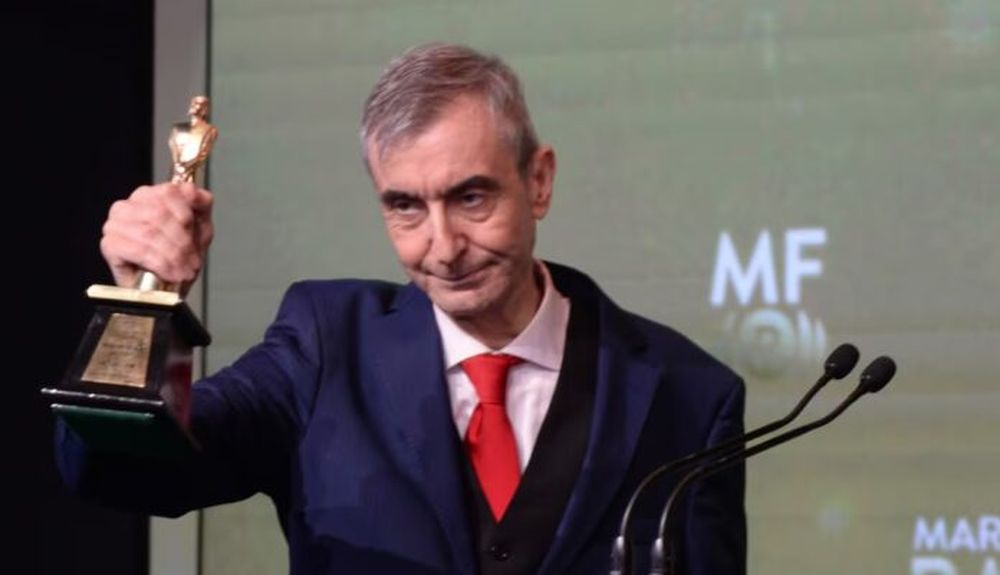 Nelson Castro con el Martín Fierro de Oro.