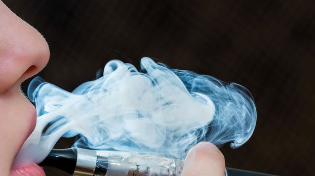 Especialistas advierten que el uso de vapeadores no es inocuo y que la mayoría de los líquidos contienen nicotina.&nbsp;