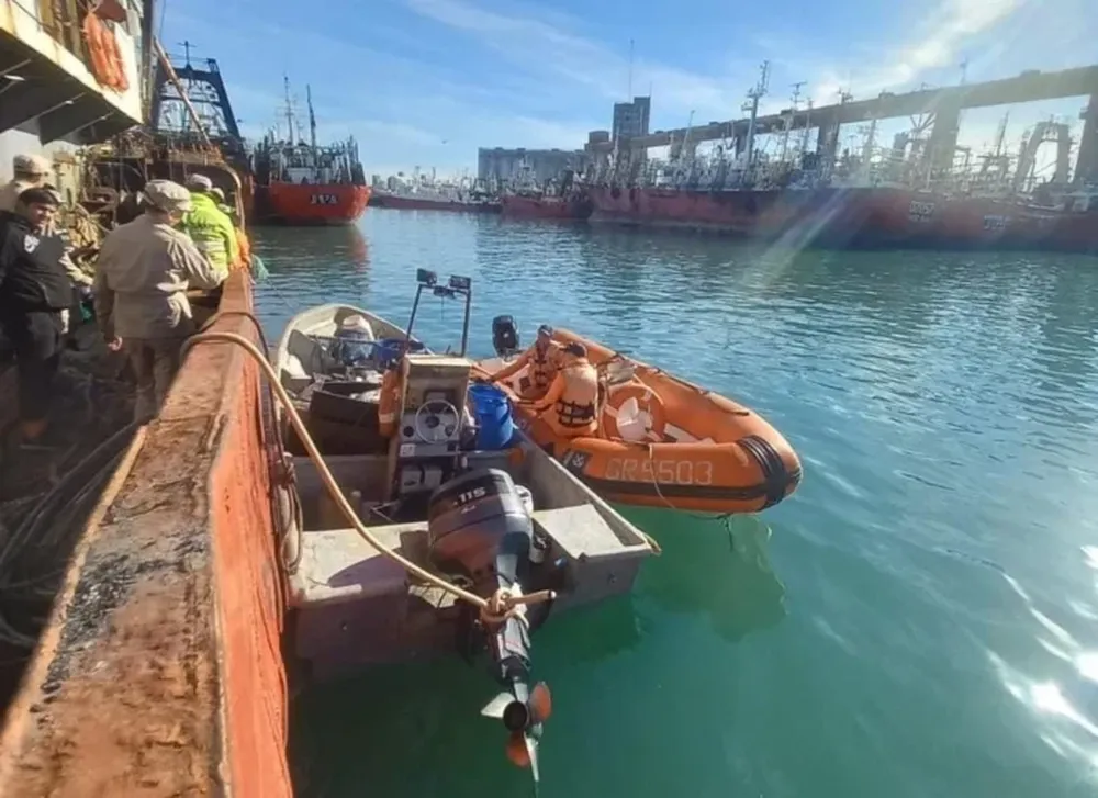 La lancha rescatada ya en el puerto. (Prefectura)