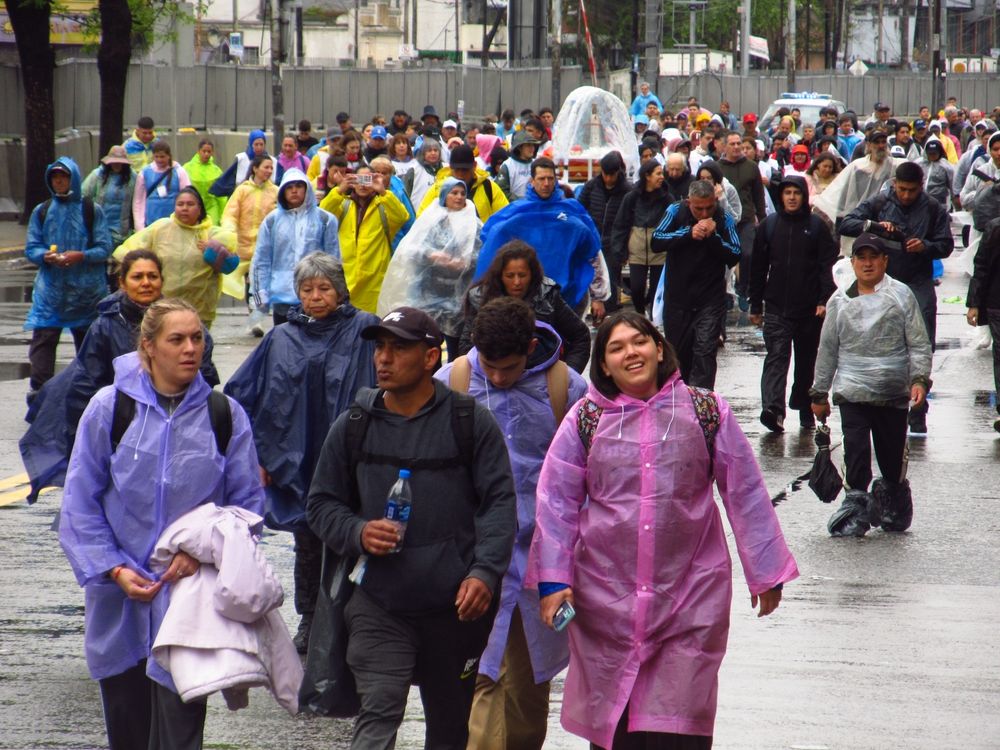 Los peregrinos que salieron hacia Luján no se amilanaron ante la lluvia.