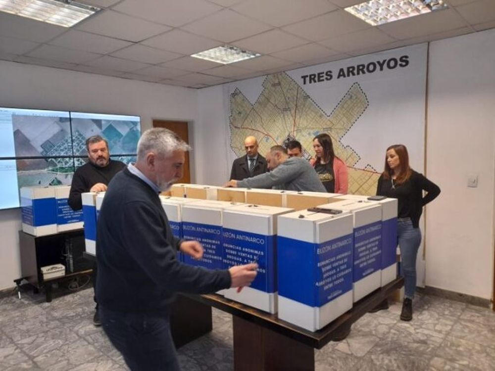 En Tres Arroyos, la Justicia abrió los primeros 21 buzones antinarco y ahora volverá a llevarlos a diferentes puntos en diversos barrios.