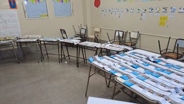 Las boletas electorales en un cuarto de una escuela.