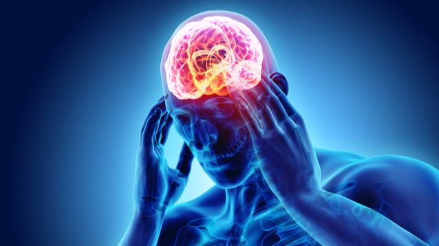 La migraña produce dolor pulsátil generalmente en un solo lado de la cabeza, que empeora con la actividad física y suele acompañarse de hipersensibilidad a la luz, los sonidos o incluso los olores.&nbsp; &nbsp;