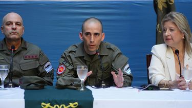 El gendarme Nahuel Gallo, junto a la ministra Alejandra Monteoliva y Claudio Brilloni.