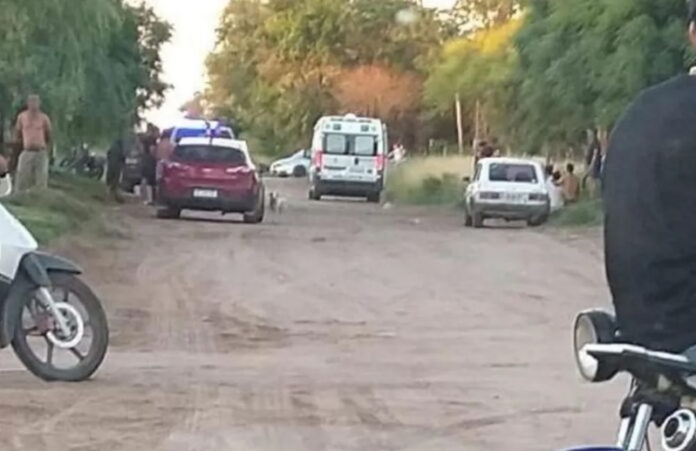 La Policía y una ambulancia en el lugar del crimen de Rossi. (Gentileza Noticias de Pehuajó)