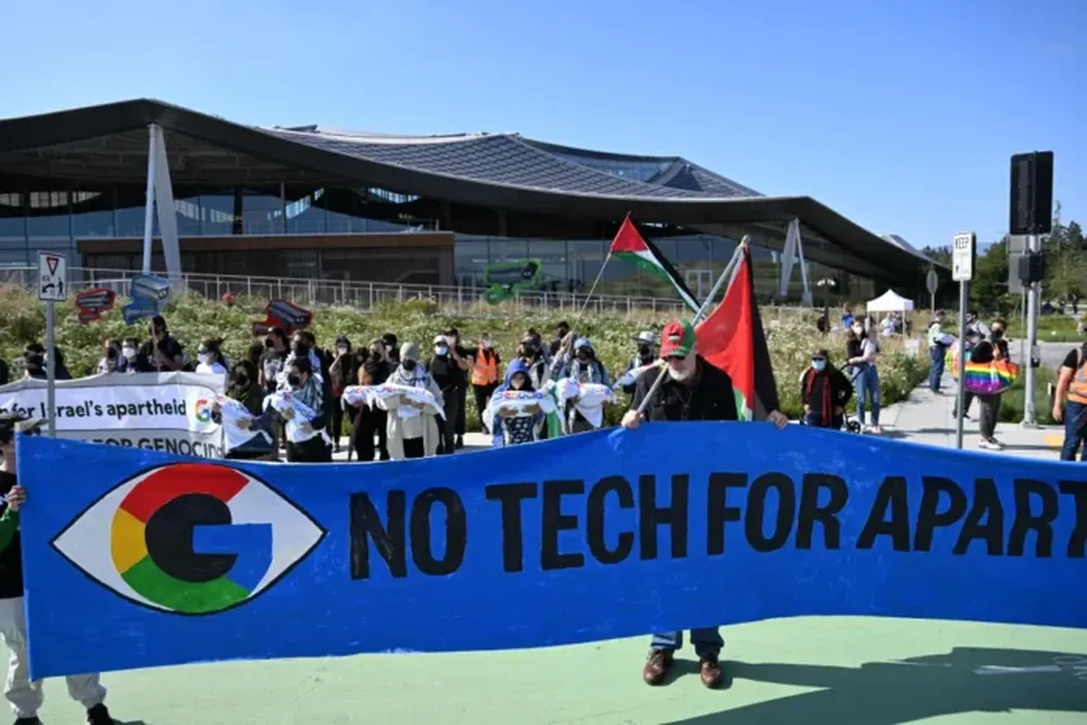 Una marcha organizada por No Tech for Apartheid. (Engadget)