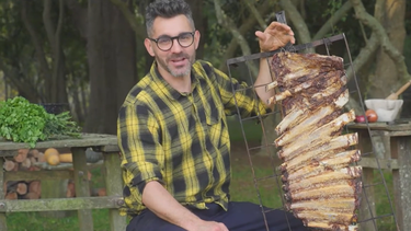 En Menú bonaerense, Juan Braceli revela cómo hacer un costillar de 8 kilos.