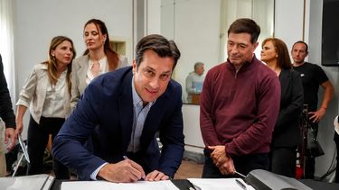 El intendente de Necochea, Arturo Rojas, junto al representante de A Toda Vela MAR SA, Oscar Merlo, en la subasta.