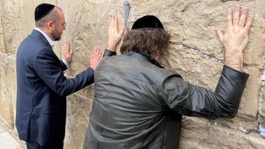 El presidente Milei en el Muro de los Lamentos.