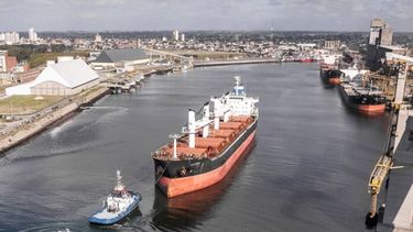 Puerto Quequén, en la desembocadura del Río Quequén Grande, en una toma que destaca su estructura.