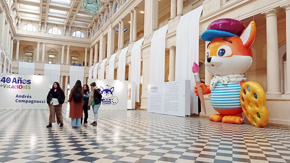 Juego, color y precisión: La Plata exhibe la muestra 40 años de vacaciones de Andrés Compagnucci