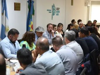 Una reunión de paritarias. Una reunión de paritarias.