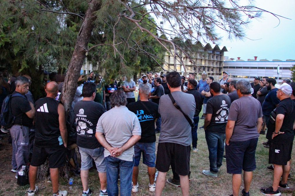 Los trabajadores de Fate en asamblea. Los trabajadores de Fate en asamblea. 