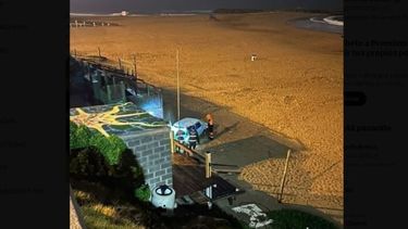 Un conductor presuntamente ebrio despistó su auto y terminó en la playa, en Mar del Plata. (X/@gmontenegro_ok)