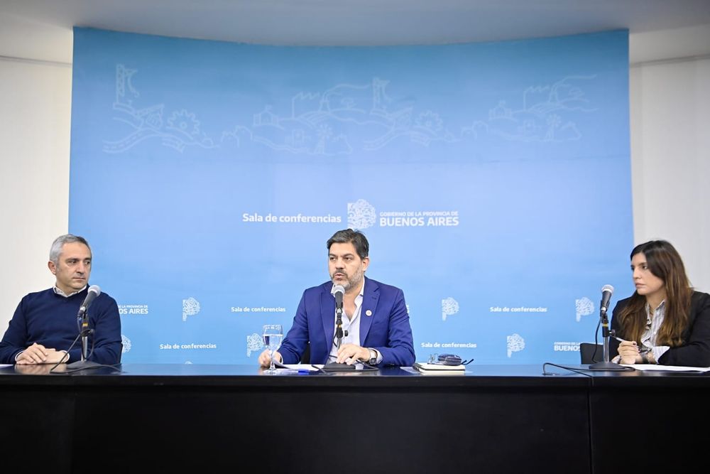 Carlos Bianco junto a los ministros Andrés “Cuervo” Larroque y Daniela Vilar.