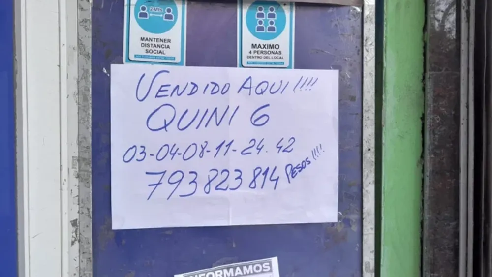 El cartel en la entrada de la agencia. (0223)