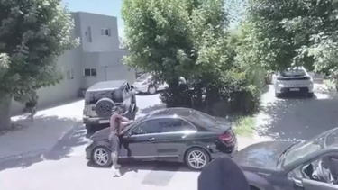 El momento en el que un hombre le destruye el parabrisas a un vecino con un palo de golf. (Captura de video)