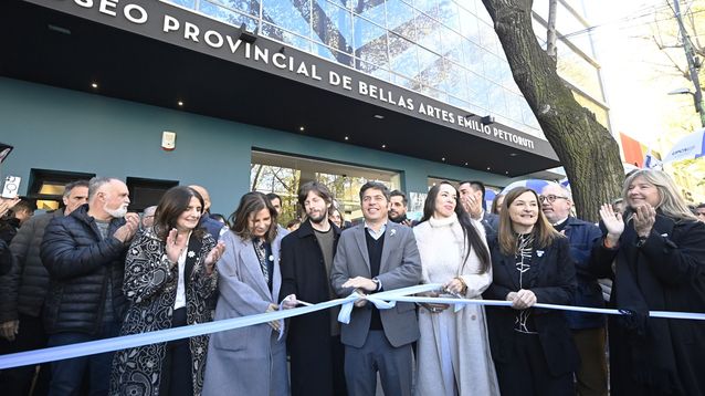 La reinauguración del Museo Provincial de Bellas Artes “Emilio Pettoruti” contó con la presencia de Axel Kicillof y muchos funcionarios.