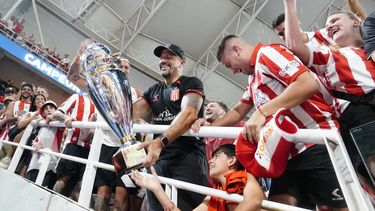 Estudiantes campeón. Juan Sebastián Verón levantó la copa en la platea del estadio Madre de Ciudades, de Santiago del Estero