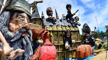 La tradicional quema de muñecos de fin de año.