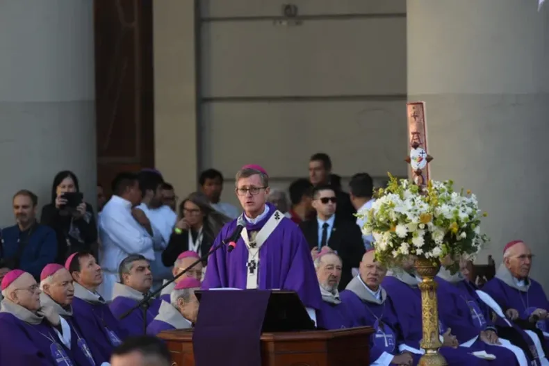 Una emotiva misa en la Catedral para decir adiós al Papa desde Argentina