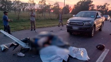 Las víctimas en la cinta asfáltica, frente a la camioneta. (Policía bonaerense)