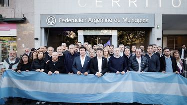 Kicillof, con intendentes en la sede de la FAM.