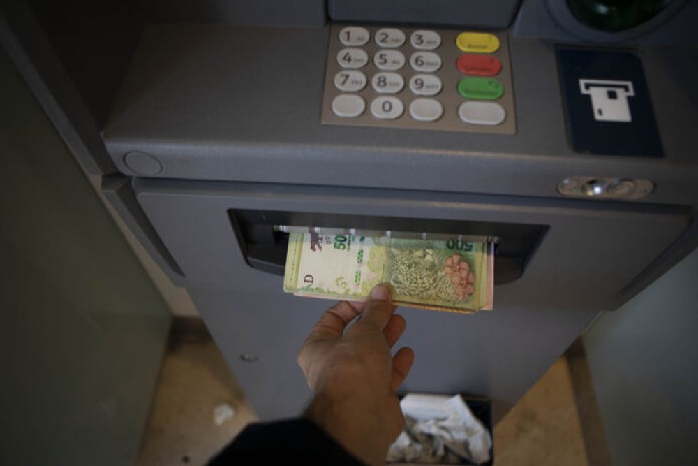 Una persona retira dinero de un cajero automático. (Agencia Xinhua)