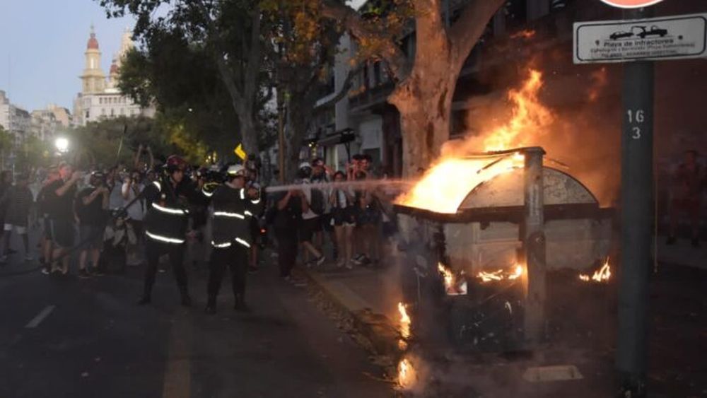 Los destrozos en las calles de la Ciudad de Buenos Aires. (X @JorgeMacri)