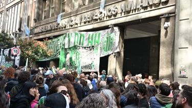 Una protesta de estatales por despidos del Gobierno.