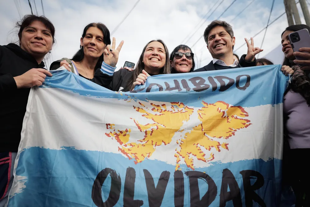 El gobernador Axel Kicillof con una banera sobre Malvinas.&nbsp;