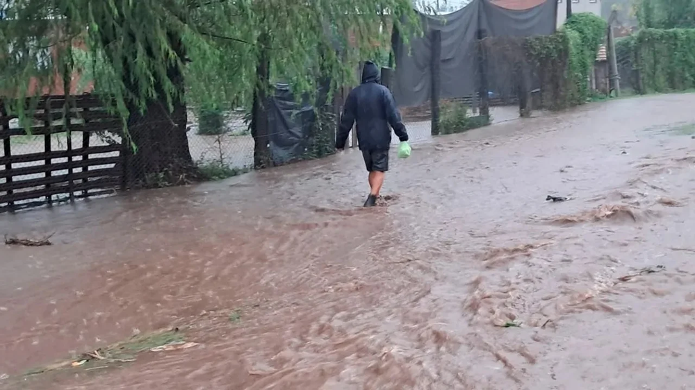 Las lluvias superaron los 100 milímetros en pocas horas y provocaron inundaciones en la Ciudad y el Conurbano.