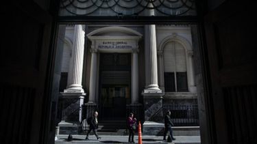 Personas caminan frente a la sede del Banco Central de la República Argentina (BCRA). (Xinhua/Martín Zabala)