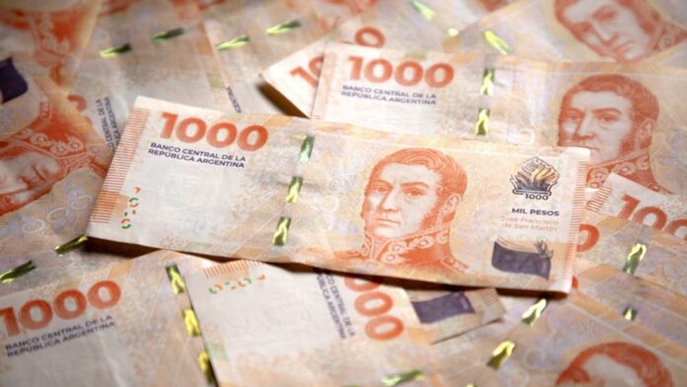 Una serie de billetes de mil pesos argentinos. (Xinhua)