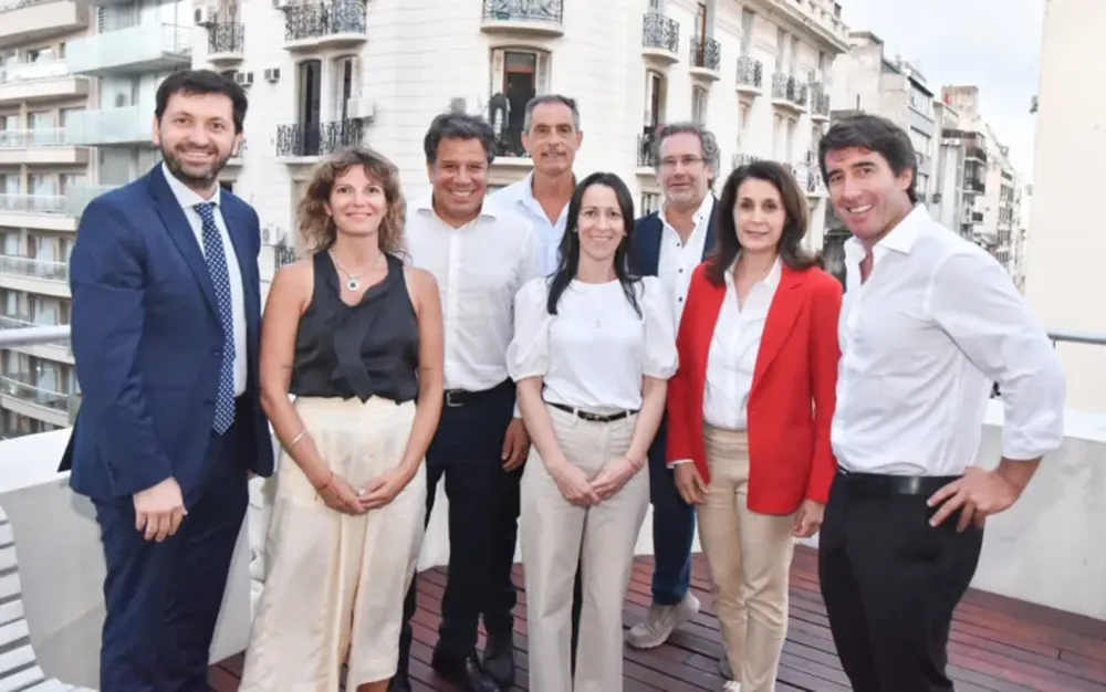Manes, con legisladores provinciales y nacionales de su espacio.