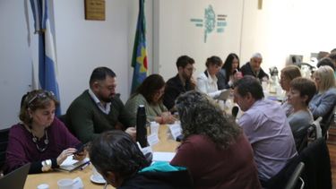 Autoridades bonaerenses con docentes en paritarias.
