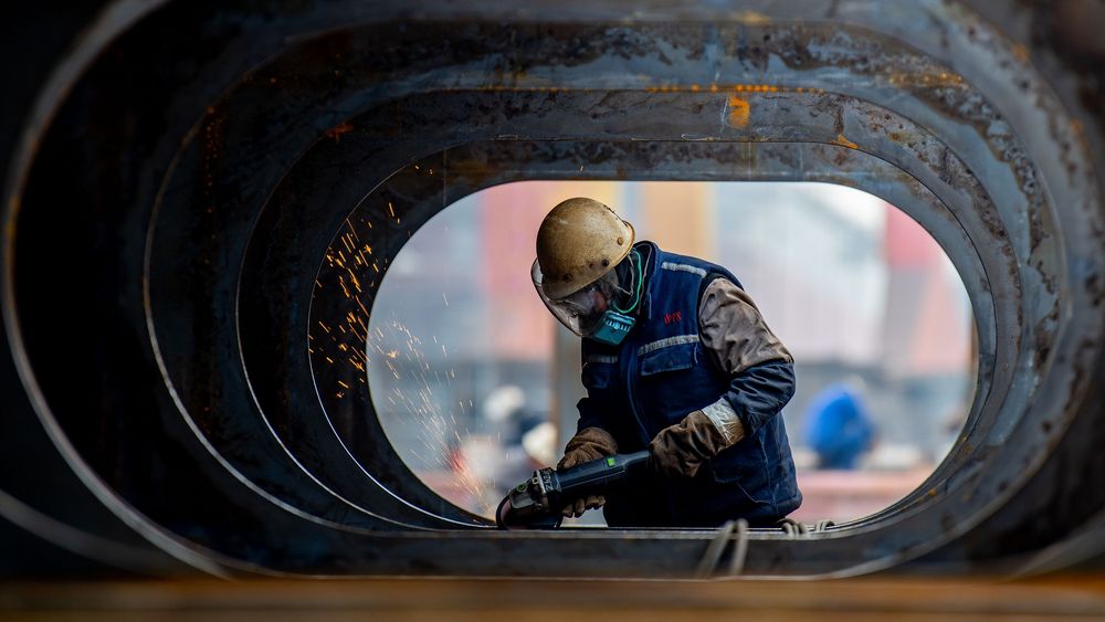 Un operario realiza tareas de mantenimiento. (Agencia Xinhua)