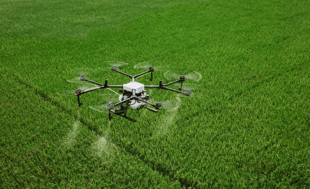 Drones que aplican aqgroquímicos, una imágen que se ve cada vez más en los campos.&nbsp;