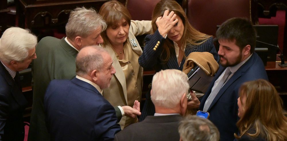 Patricia Bullrich roderada de senadores de LLA.&nbsp;