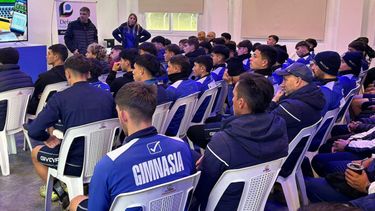 Capacitación a jugadores de Gimnasia La Plata sobre apuestas online y ludopatía. - Defensoría del Pueblo -