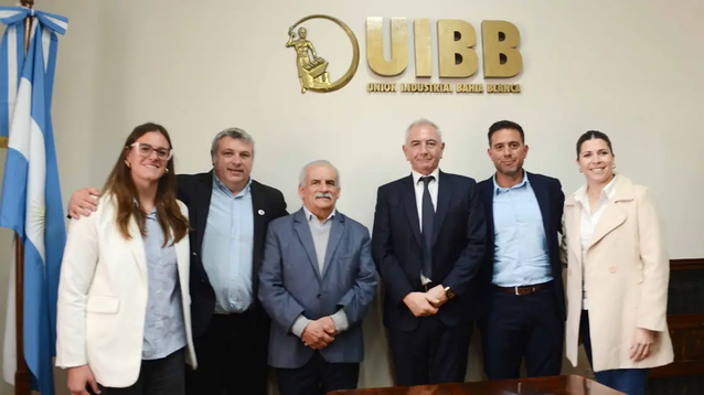 Los jefes comunales del sur bonaerense con el presidente de la Unión Industrial de Bahía Blanca, Gustavo Elías.&nbsp;