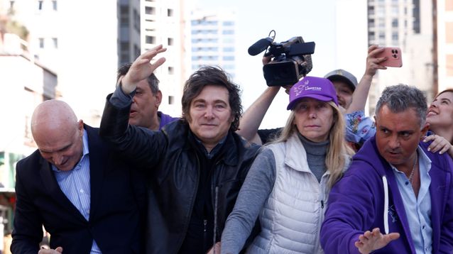 El presidente Javier Milei junto a su hermana Karina, en Lomas de Zamora. 
