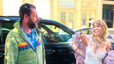 El actor Adam Sandler y la cantante María Becerra en Nueva York. (X)