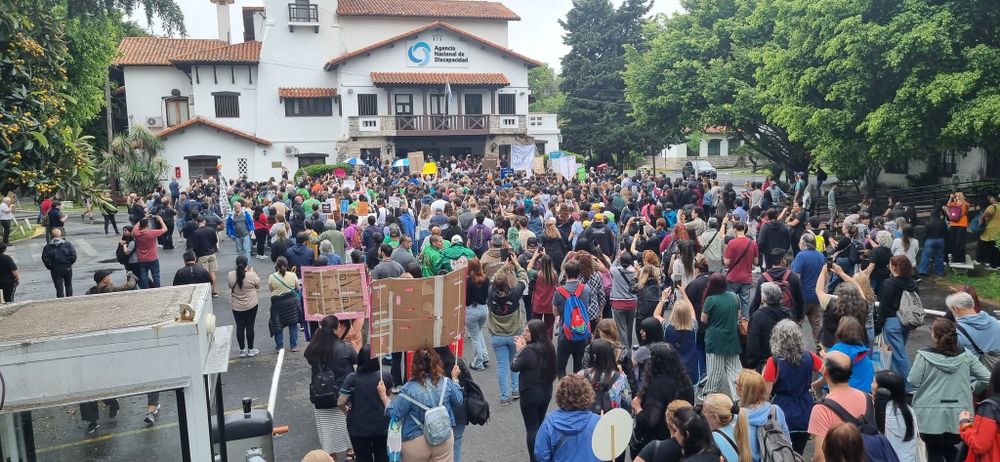 La nutrida manifestación en las puertas de la ANDIS, antes del caos.