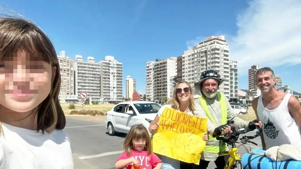 Adolfo Bernardes con su familia en Miramar, tras pedalear más de 600 kilómetros durante 14 días.&nbsp;
